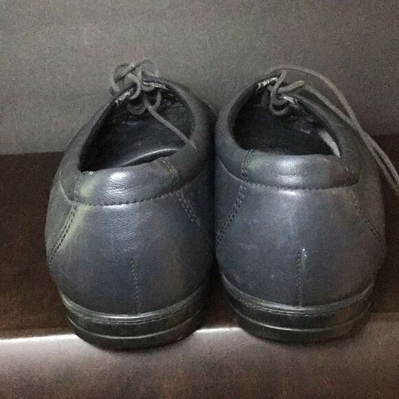 Shoes by SAS Tri pad soft step size 8 Tiny scratch shown - Picture 4 of 11